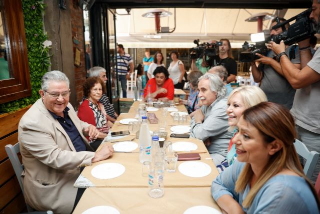 Κλίμα αισιοδοξίας και στιγμές χαλάρωσης στο Αιγάλεω για τον Δημήτρη Κουτσούμπα [εικόνες]