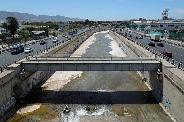 Πτώση άνδρα στον Κηφισό στο ύψος του Ρέντη – Ανασύρθηκε βαριά τραυματισμένος