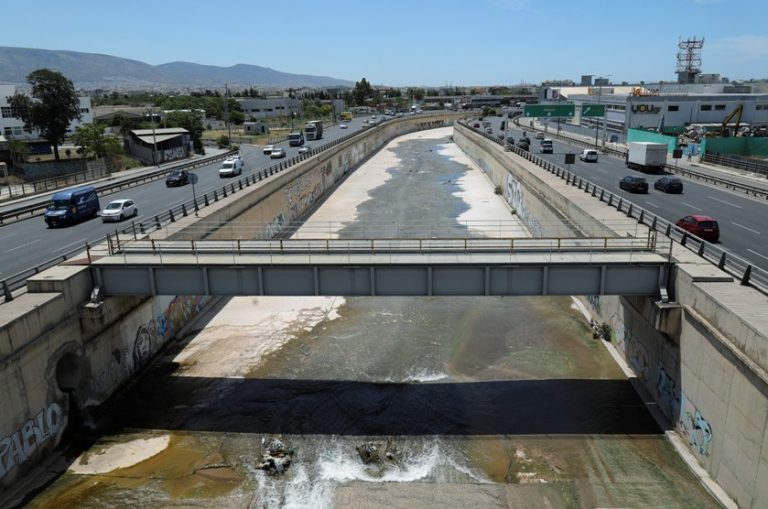 Πτώση άνδρα στον Κηφισό στο ύψος του Ρέντη – Ανασύρθηκε βαριά τραυματισμένος