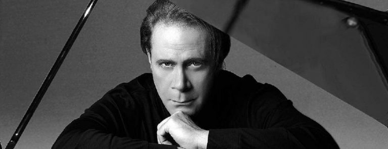 Στέφανος Κορκολής: «Πάω για καφέ 1 φορά το χρόνο, δεν κάνω διακοπές γιατί μου λείπει το πιάνο μου»