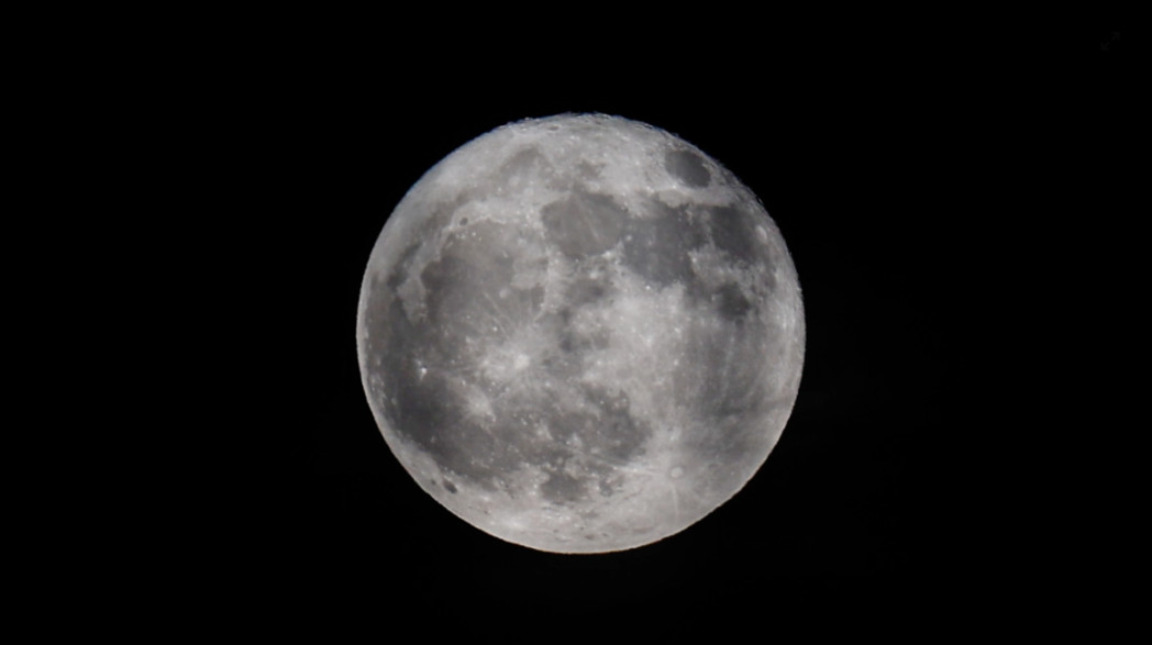 Πανσέληνος Ιουνίου: Μάγεψε το «Φεγγάρι της Φράουλας» - Εντυπωσιακές φωτογραφίες