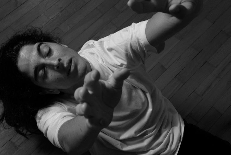 Άρια Μπουμπάκη: «Πρόθεσή μου δεν είναι η αποτύπωση του αδιεξόδου, αλλά η εύρεση της ρωγμής του»