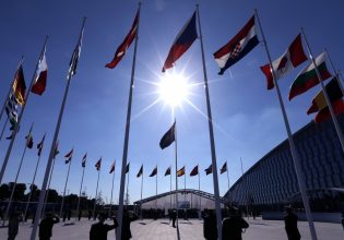 Βρετανία: «Ο δρόμος είναι ανοικτός» για την ένταξη της Ουκρανίας στο ΝΑΤΟ, αλλά πρώτα… ο πόλεμος