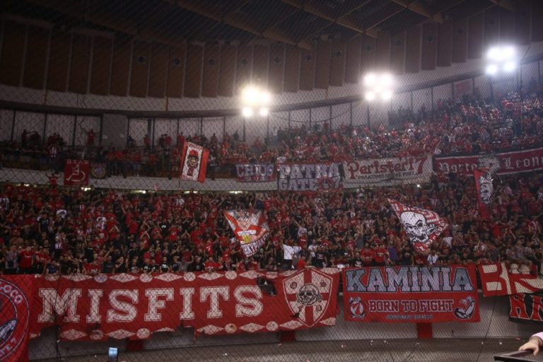 «Θερμή» υποδοχή των οπαδών του Ολυμπιακού στους πρωταθλητές στο ΣΕΦ (vid)