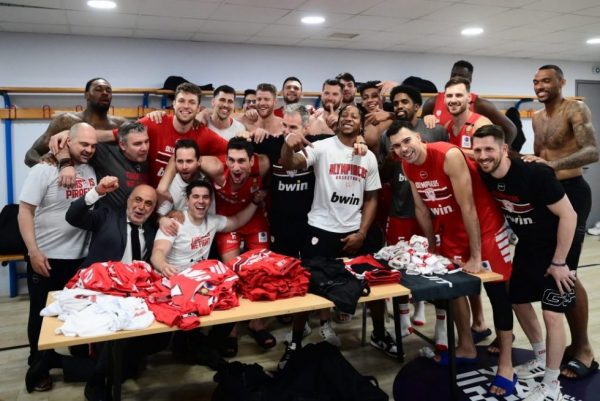 Ωρα… φιέστας στο ΣΕΦ: Το ερυθρόλευκο πάρτι και οι εκλπήξεις