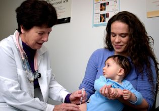 Οι ιδιώτες παιδίατροι ζητούν από την Α. Λινού να ανακαλέσει δηλώσεις της