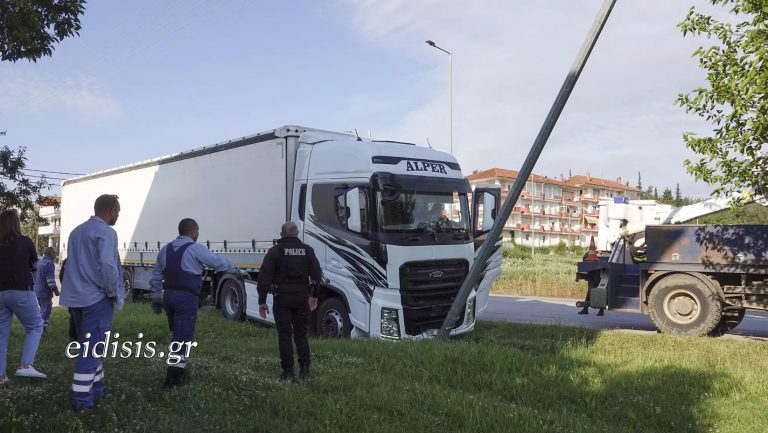 Τροχαίο στο Κιλκίς: Νταλίκα έπεσε σε κολώνα και το 35% της πόλης έμεινε χωρίς ρεύμα