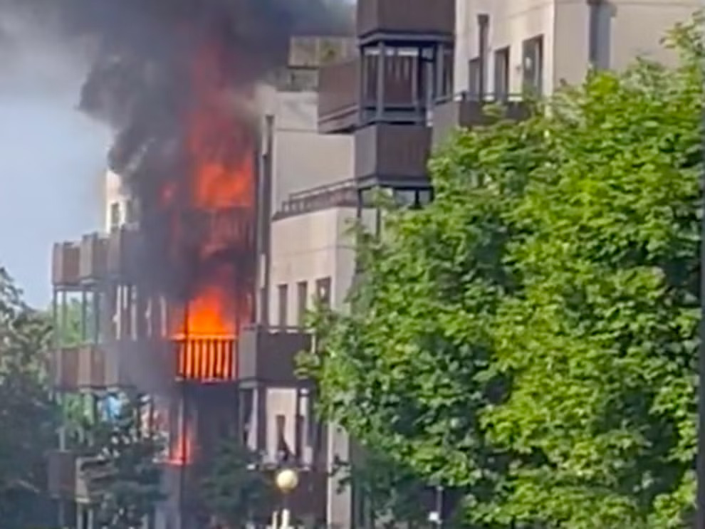 Φωτιά στο Λονδίνο: Στις φλόγες πολυκατοικία – Επιχειρούν 60 πυροσβέστες