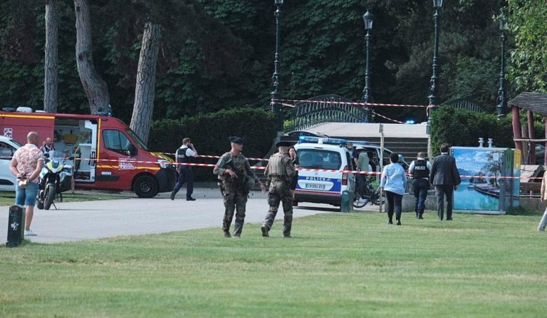 Επίθεση με μαχαίρι στη Γαλλία: Ανδρας μαχαίρωσε ενήλικες και παιδιά σε παιδική χαρά