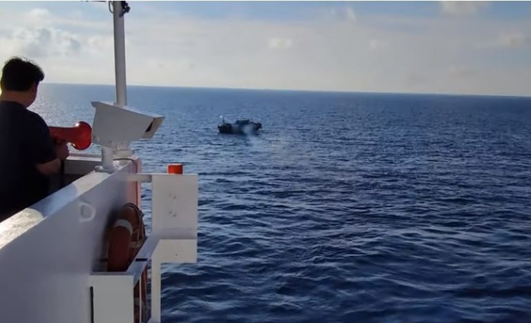 Ναυάγιο στην Πύλο: Νέο βίντεο πριν τη βύθιση του αλιευτικού – Η προσέγγιση άλλου πλοίου για παροχή βοήθειας