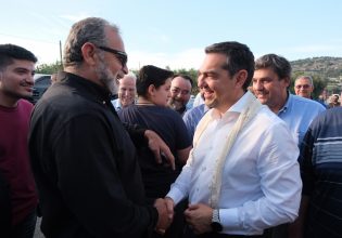 Αλέξης Τσίπρας: Θερμή υποδοχή στο Ρέθυμνο – Οι ρακές, τα κεράσματα και οι μαντινάδες με «άρωμα» ΣΥΡΙΖΑ