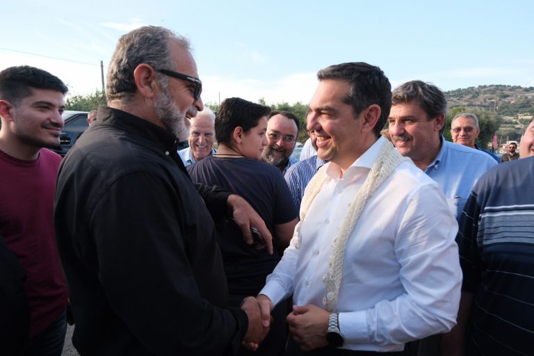 Αλέξης Τσίπρας: Θερμή υποδοχή στο Ρέθυμνο – Οι ρακές, τα κεράσματα και οι μαντινάδες με «άρωμα» ΣΥΡΙΖΑ