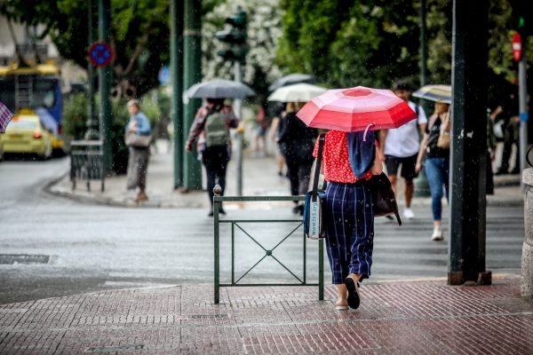Καιρός: Έπεσαν 51 χιλιοστά βροχής σε δύο ώρες στα βόρεια προάστια της Αττικής