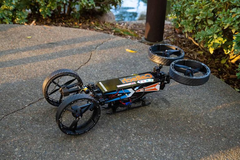 Ρομπότ «transformer» περπατάει, κυλάει και πετάει