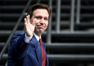 ΝτεΣάντις: Τάχθηκε υπέρ του να στέλνει αεροπορικώς μετανάστες σε άλλες πολιτείες