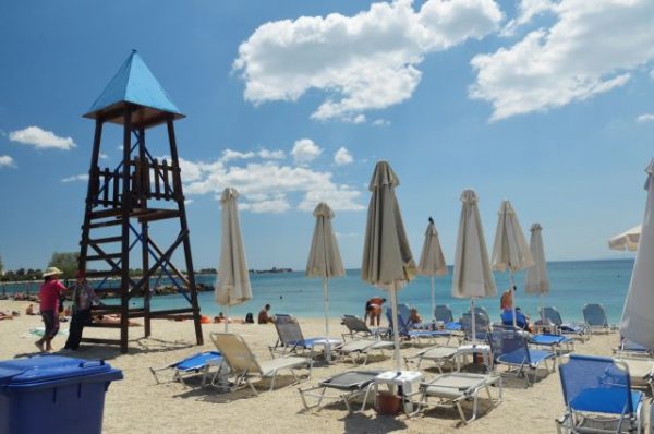 Απαγόρευσαν σε παιδί να κάτσει σε ξαπλώστρα σε δημόσια παραλία της Κρήτης – Η απάντηση του Συνηγόρου του Πολίτη