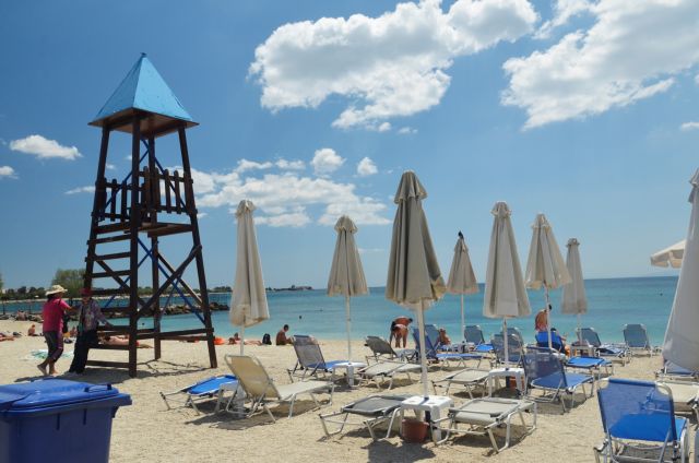 Απαγόρευσαν σε παιδί να κάτσει σε ξαπλώστρα σε δημόσια παραλία της Κρήτης - Η απάντηση του Συνηγόρου του Πολίτη