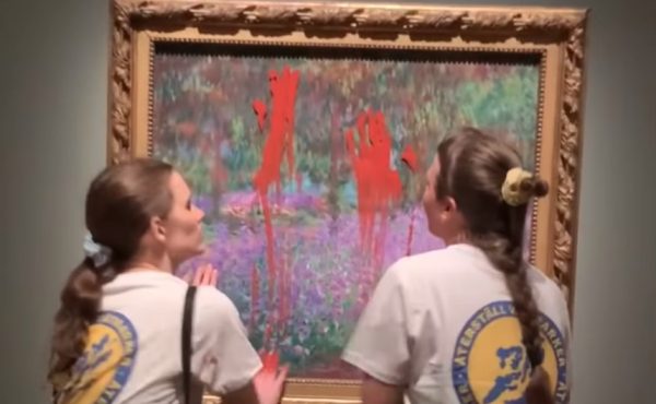 Ακτιβίστριες έριξαν κόκκινη μπογιά σε πίνακα του Κλοντ Μονέ