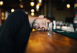 Ύπνος: Ιδού τι κόβει χρόνια ζωής από τα… νυχτοπούλια