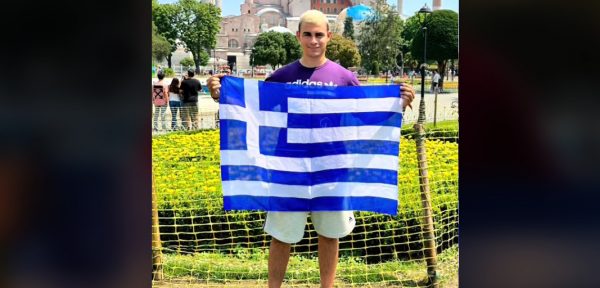 TikToker πόζαρε με την ελληνική σημαία μπροστά από την Αγία Σοφία και «άναψε φωτιές» στην Τουρκία