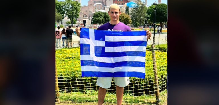 TikToker πόζαρε με την ελληνική σημαία μπροστά από την Αγία Σοφία και «άναψε φωτιές» στην Τουρκία