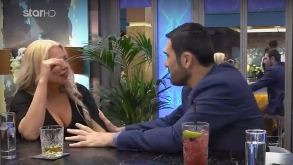 Απαράδεκτος παίκτης στο First Dates: Έκανε σεξιστικά σχόλια για το στήθος της και… τον έστειλε σπίτι του