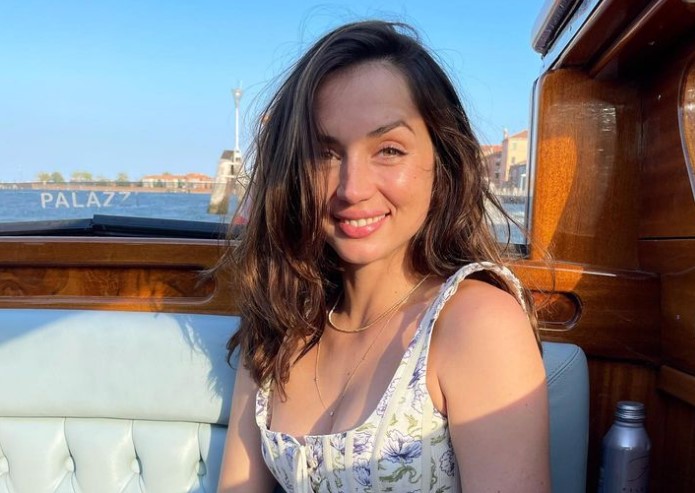 Άνα ντε Άρμας: Στην Ελλάδα για διακοπές η ηθοποιός - Εκστασιασμένη με το ηλιοβασίλεμα