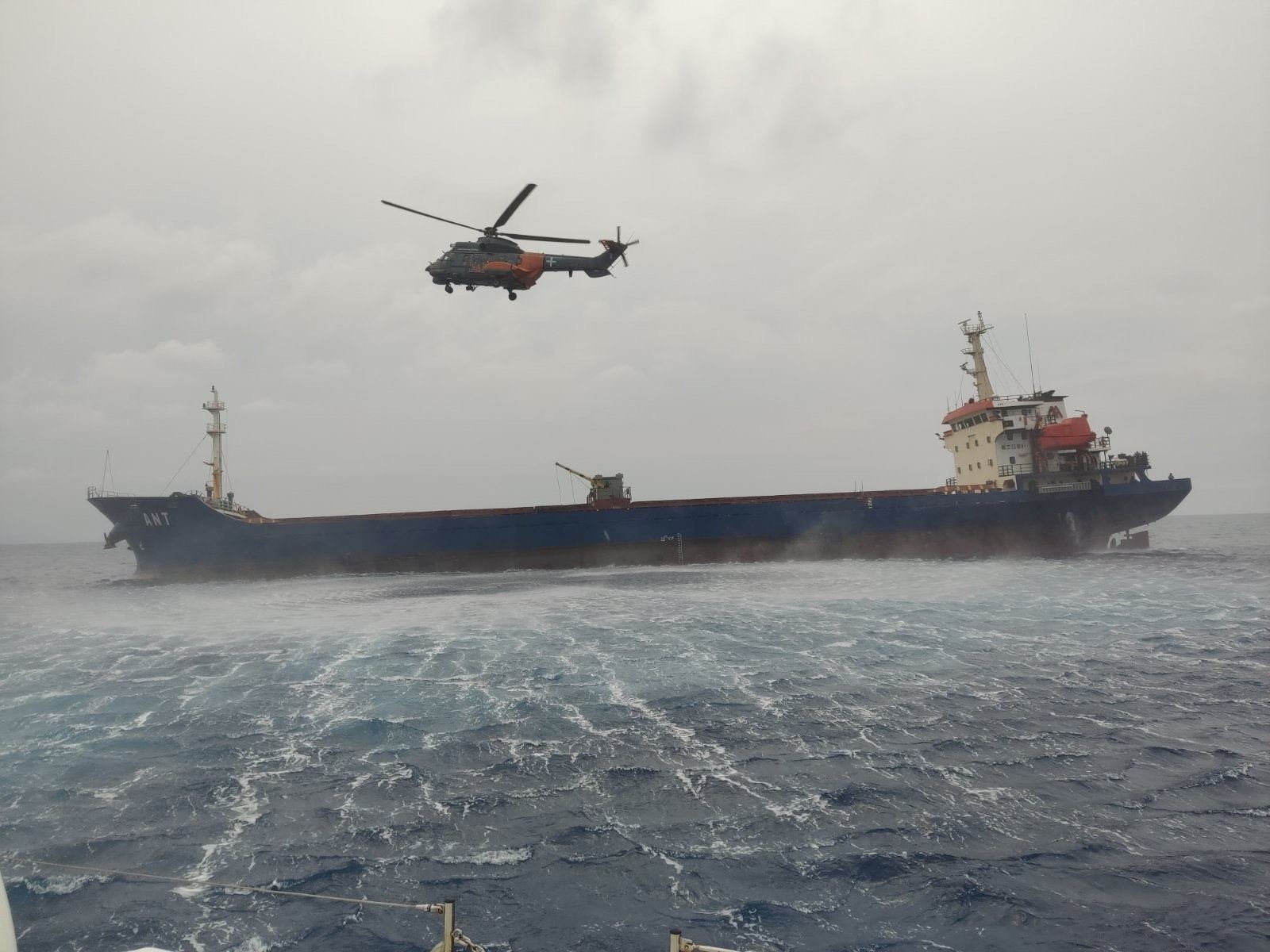 Σύγκρουση φορτηγών πλοίων στη Χίο - Αρνούνται τη βοήθεια οι Τούρκοι ναυτικοί