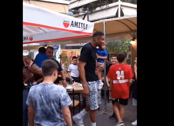 Χαμός σε ταβέρνα στον Βύρωνα μόλις είδαν τον Γιάννη Αντετοκούνμπο