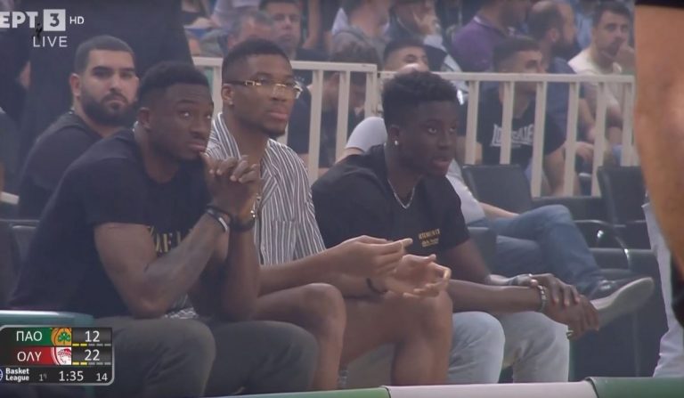 Με κομπολόι και γυαλιά ο Γιάννης Αντετοκούνμπο στο ΟΑΚΑ (vid)