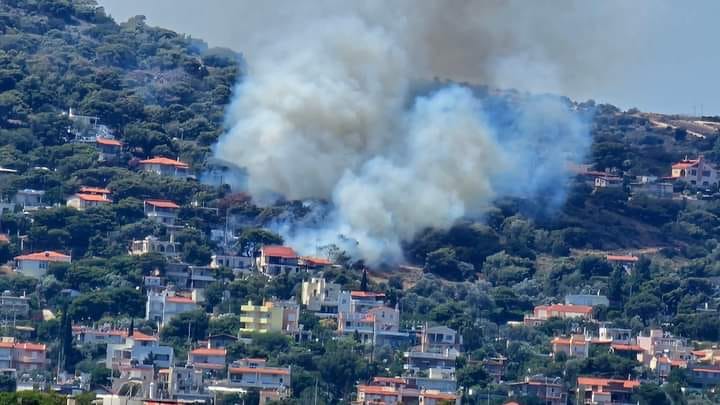 Φωτιά στην Αρτέμιδα: Συναγερμός στην Πυροσβεστική – Κοντά σε σπίτια, σηκώθηκαν δύο ελικόπτερα