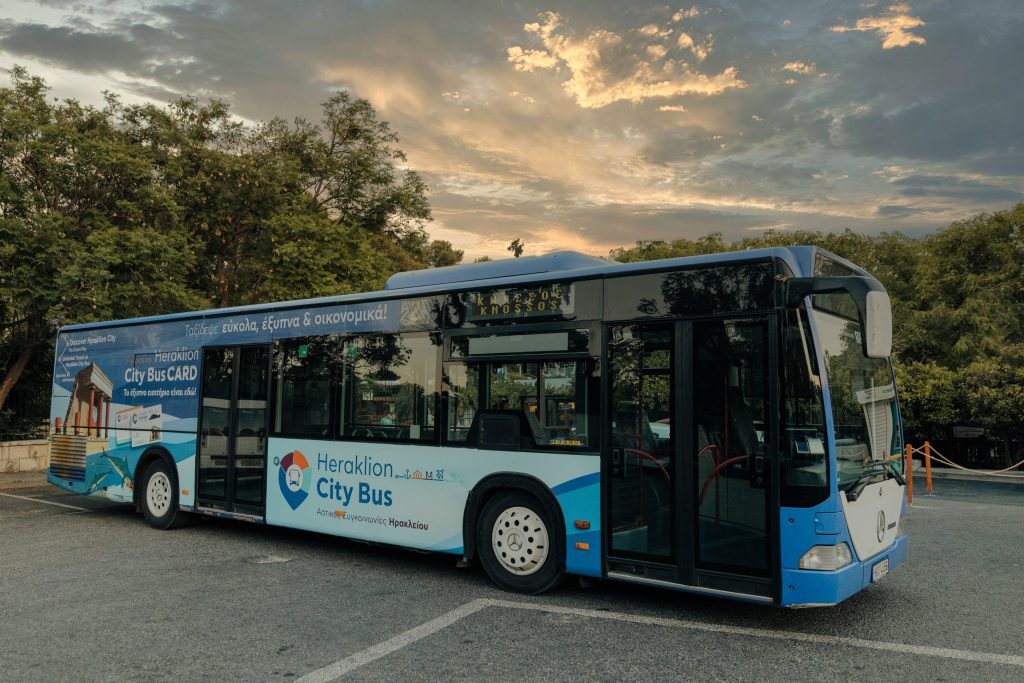 Κρήτη: Συναγερμός σε λεωφορείο του αστικού ΚΤΕΛ – «Ακούστηκε κάτι σαν έκρηξη και γέμισε καπνούς»