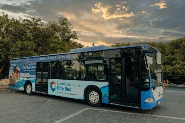 Κρήτη: Συναγερμός σε λεωφορείο του αστικού ΚΤΕΛ – «Ακούστηκε κάτι σαν έκρηξη και γέμισε καπνούς»