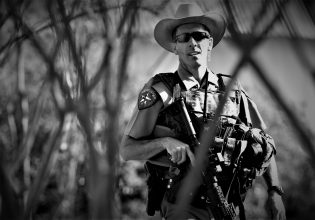 ΗΠΑ: Γιατί δεν τολμάει να αγγίξει κανείς τους αστυνομικούς