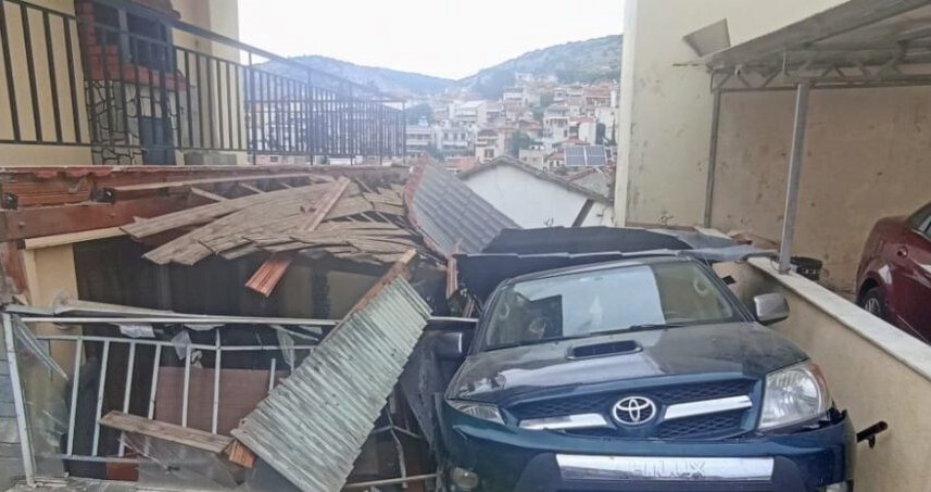 Θεσσαλονίκη: Αυτοκίνητο έπεσε σε αυλή σπιτιού στο Ασβεστοχώρι