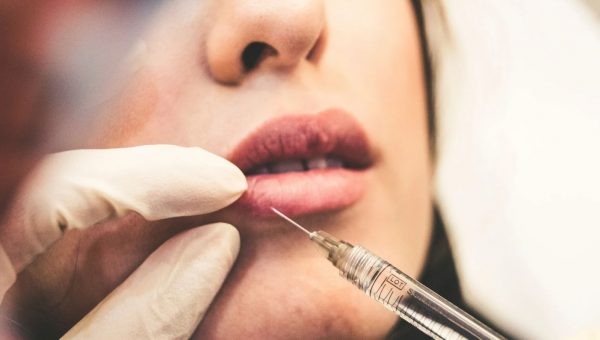 Ποια είναι η 54χρονη που πωλούσε επικίνδυνα botox και μάσκες ομορφιάς σε γιατρούς και κέντρα αισθητικής