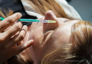 Τι λέει η 54χρονη που συνελήφθη για παράνομα botox και υαλουρονικά