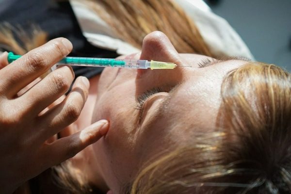Τι λέει η 54χρονη που συνελήφθη για παράνομα botox και υαλουρονικά