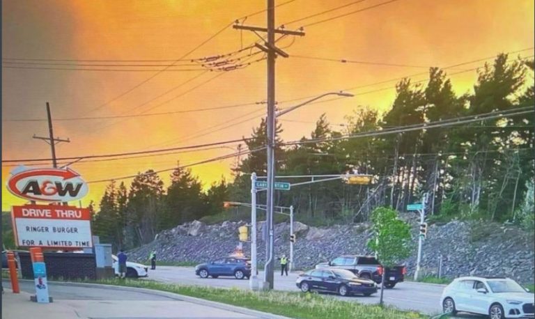 Καναδάς: Χιλιάδες εγκαταλείπουν τα σπίτια τους – «Ο κόσμος είναι φοβισμένος»