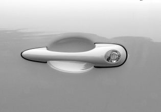 Η χειρολαβή της πόρτας του αυτοκινήτου κάνει πολλά περισσότερα από αυτά που ήδη ξέρετε