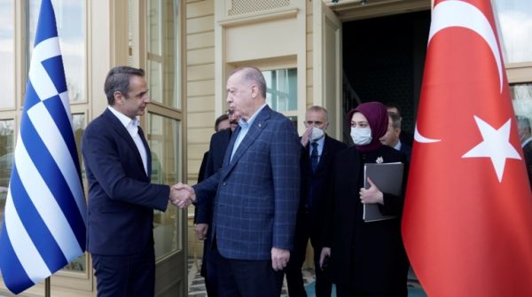 Με Αισχύλο, Σαίξπηρ και λογική Μακρόν…