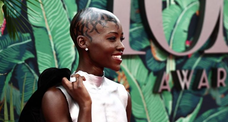 Η Lupita Nyong’o έγραψε στιλιστική ιστορία με ένα «αιχμηρό» item στα Tony Awards
