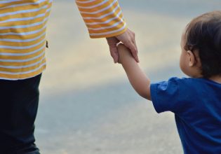 Τραγωδία στο Οχάιο: Δίχρονο αγοράκι πυροβόλησε κατά λάθος και σκότωσε την έγκυο μητέρα του