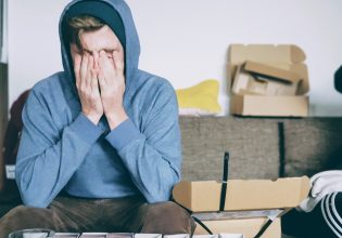 Έξαλλος φοιτητής αφήνει επικό σημείωμα: «Εύχομαι να σου γκρεμιστεί το σπίτι με το που το χτίσεις»