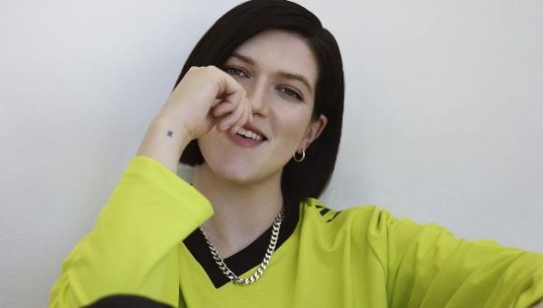 Η Romy ανακοίνωσε λεπτομέρειες για την κυκλοφορία του πολυαναμενόμενου ντεμπούτου solo άλμπουμ της