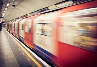 Τρόμος στο Λονδίνο: Άνδρας αυτοκτόνησε με μαχαίρι στο μετρό