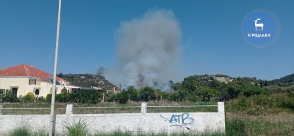 Φωτιά στη Ρόδο κοντά σε κατοικημένη περιοχή – Εξετάζεται εκκένωση