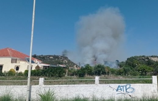 Φωτιά στη Ρόδο κοντά σε κατοικημένη περιοχή – Εξετάζεται εκκένωση