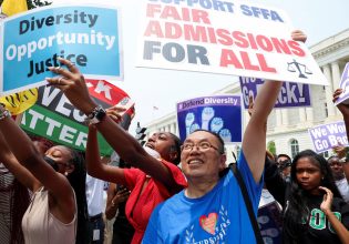 ΗΠΑ: Το Ανώτατο Δικαστήριο καταργεί κατάκτηση κατά των φυλετικών διακρίσεων στα πανεπιστήμια