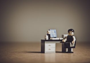 Ο αντίποδας της «σιωπηρής παραίτησης» είναι εδώ και είναι… ηχηρός